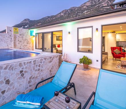 Kalkan Bölgesinde Deniz Manzaralı Balayı Tatil Villası 