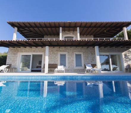 Kaş Bölgesinde Deniz Manzaralı 10 Kişilik Tatil Villası
