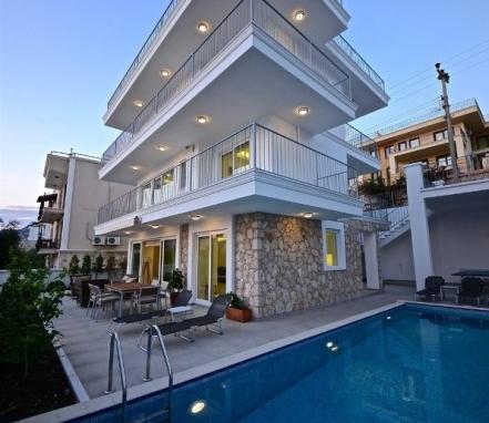 Kalkan Merkezde Deniz Manzaralı Tatil Villası