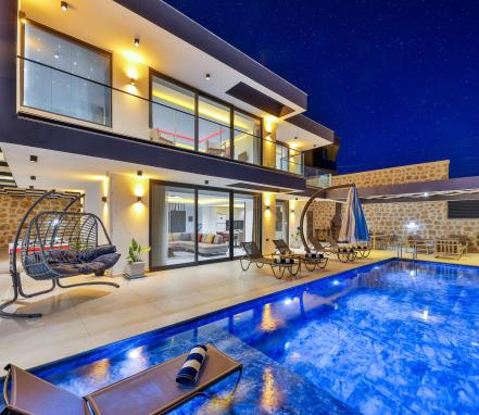 Kalkan Akbel Mevkiinde Korunaklı Tatil Villası