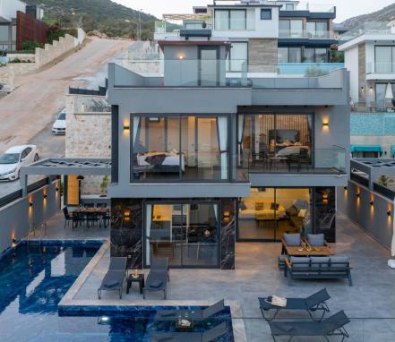 Kalkan Merkezde 4 Yatak Odalı Deniz Manzaralı Tatil Vİllası