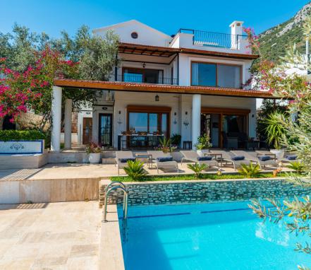 Kalkan Ortaalanda 6 Kişilik Deniz Manzaralı Villa