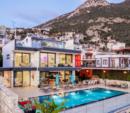 Kalkan Bölgesinde Deniz Manzaralı 10 Kişilik Tatil Villası