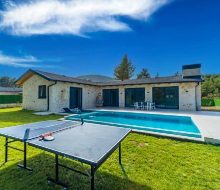 Kaş Bölgesinde Korunaklı 4 Kişilik Tatil Villası 
