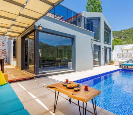 Kalkan Bölgesinde Korunaklı Havuzu Isıtmalı Balayı Tatil Villası 