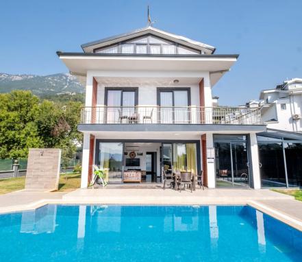 Fethiye Bölgesinde Merkeze Yakın Lüks 8 Kişlik Tatil Villası 