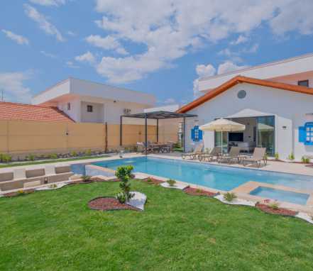 Çaltıözü Bölgesinde 8 Kişilik Korunaklı Yeşil Alanlı Villa