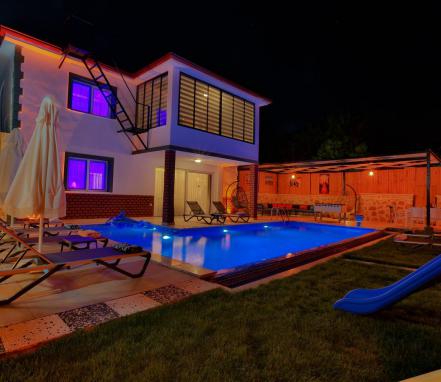 Kalkan Bölgesinde Muhafazakar 8 Kişilik Tatil Villası