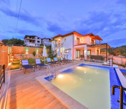 Kaş Ağulluda Korunaklı Kiralık Tatil Villası