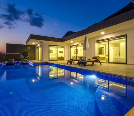 Kaş Bölgesinde Korunaklı Deniz Manzaralı Tatil Villası