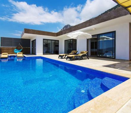Kalkan Bölgesinde Deniz Manzaralı Lüks Tatil Villası