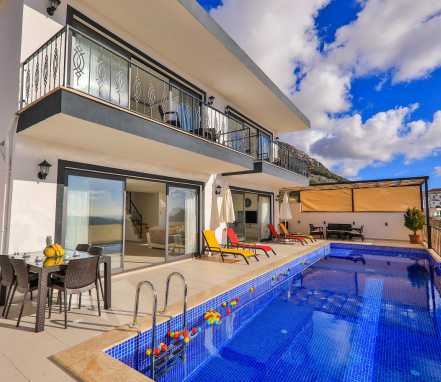 Kalkan Bölgesinde Deniz Manzarlaı Korunaklı 4 Kişilik Tatil Villası