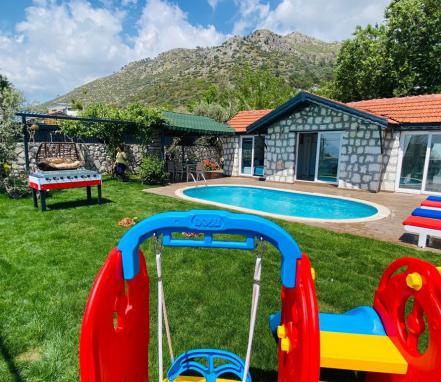 Kalkan Bölgesinde Muhafazakar 4 Kişilik Tatil Villası