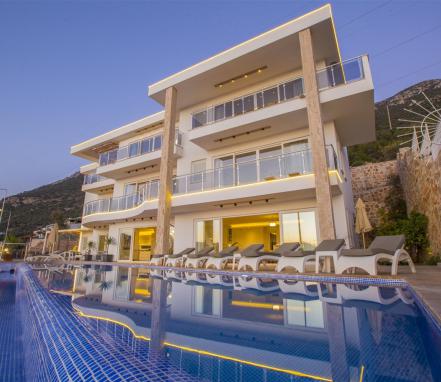 Kalkan Bölgesinde Deniz Manzaralı 12 Kişilik Tatil Villası