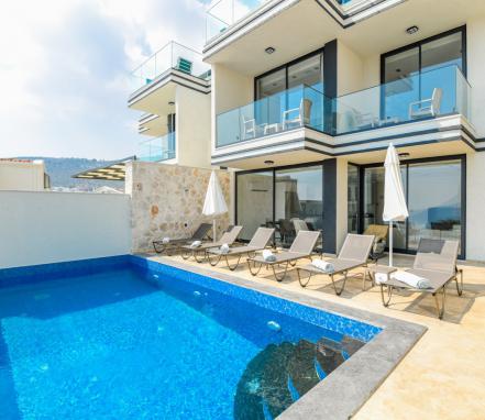 Kalkan Bölgesinde 6 Kişilik Deniz Manzaralı Tatil Villası