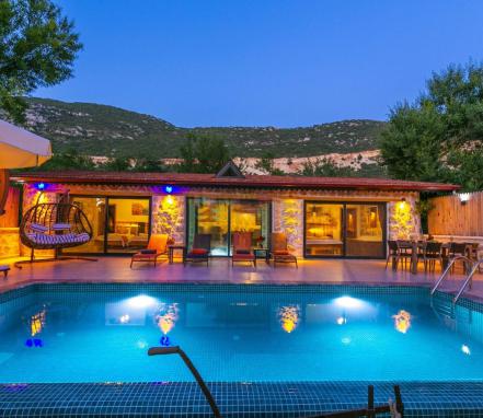 Kalkan Bölgesinde Korunaklı 4 Kişilik Tatil Villası