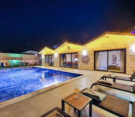 Kaşta Denize Yakın 5 Kişilik  Kiralık Villa