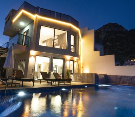 Kalkan Bölgesinde Deniz Manzaralı 8 Kişilik Tatil Villası