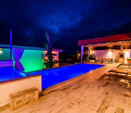 Kalkan Ordu Mevkinde 4 Kişilik Korunaklı Tatil Villası