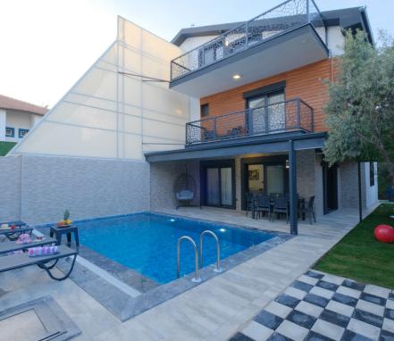 Fethiyede Merkeze Yakın Havuzlu Kiralık Villa
