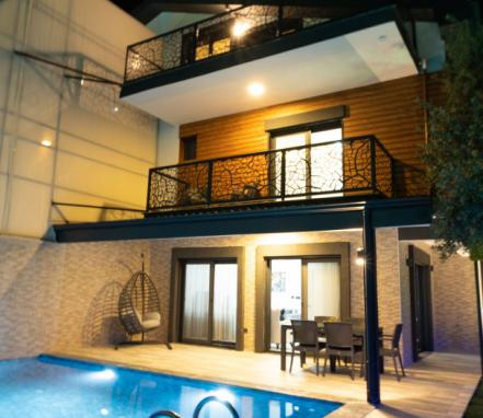 Fethiyede Merkezde havuzlu villa
