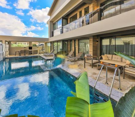 Fethiye Bölgesinde Lüks 8 Kişilik Tatil Villası