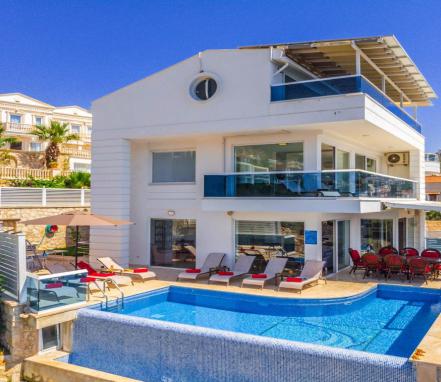 Kalkan Bölgesinde 8 Kişilik Tatil Villası