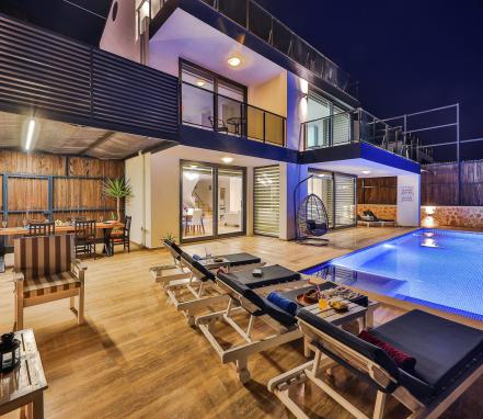 Kalkan Bölgesinde Deniz Manzaralı Korunaklı Tatil Villası 
