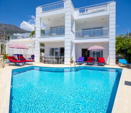 Kaş Bölgesinde  Deniz Manzaralı Tatil Villası-D