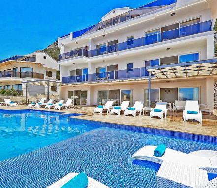 Kalkan Bölgesinde 14 Kişilik Deniz Manzaralı Tatil Villası 