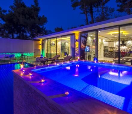Kaş Mevkiinde Muhafazakar Balayı Tatil Villası