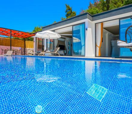 Kalkan Bölgesinde 4 Kişilik Korunaklı Tatil Villası