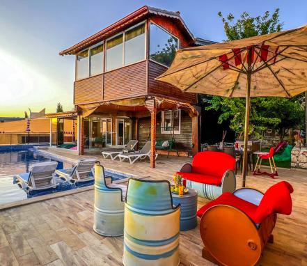 Kalkan Bölgesinde Deniz Manzaralı Korunaklı 4 Kişilik Tatil Vilası 