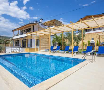 Kaş Bölgesinde Korunaklı 6 Kişilik Tatil Villası 