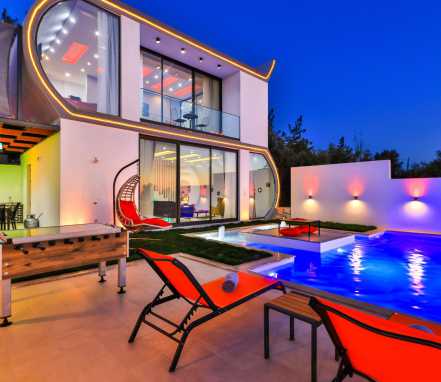Kalkan Bölgeisnde Korunaklı Lüks Balayı Tatil Villası