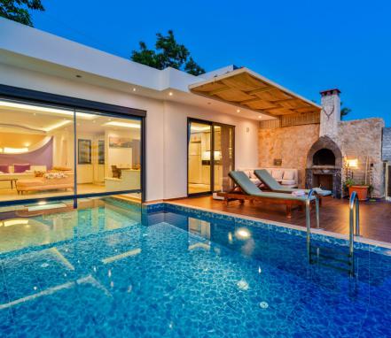 Kaş Bölgesinde Korunaklı Balayı Tatil Vilası
