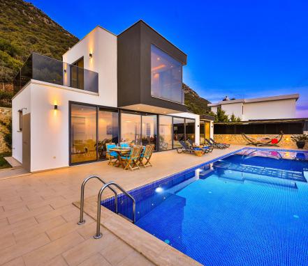 Kaş Bölgesinde Deniz Manzaralı lüks Tatil Villası 