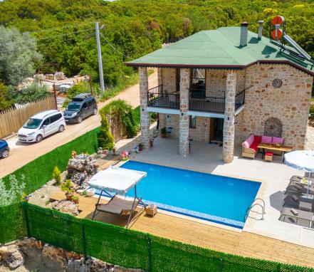 Kaş Pınarbaşı Mevkiinde 6 Kişilik Korunaklı Tatil Villası