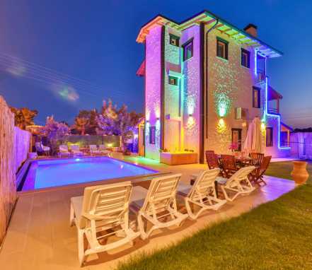 Kaş Bölgesinde Korunaklı 6 Kişlik Tatil Villası 