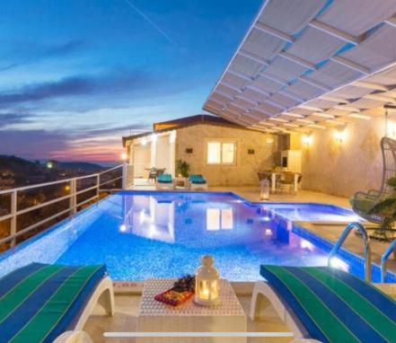 Kalkan Bölgesinde Deniz Manzaralı 4 Kişilik Tatil Villası 