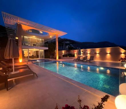 Kalkan Bölgesinde Deniz Manzaralı 10 Kişilik Tatil Villası