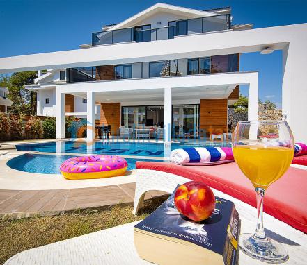Ölüdeniz Hisarönünde Çocuk Havuzlu Lüks 8 Kişilik Villa