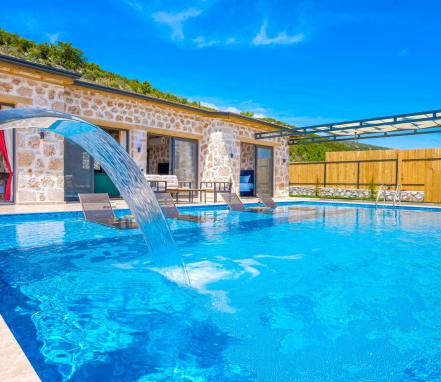 Kalkan Bölgesinde Korunaklı 4 Kişilik Tatil Villası 