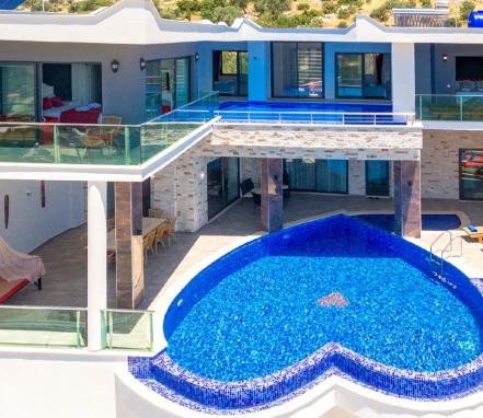 Kalkan Bölgesinde Deniz Manzaralı Korunaklı Tatil Villası 