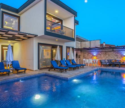 Kalkan Bölgesinde Korunaklı Deniz Manzaralı Tatil Villası 