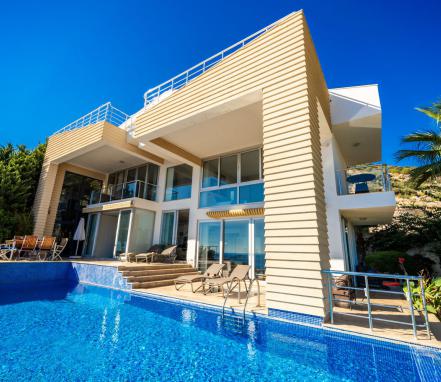 Kalkan Bölgesinde Deniz Manzaralı Lüks Tatil Villası