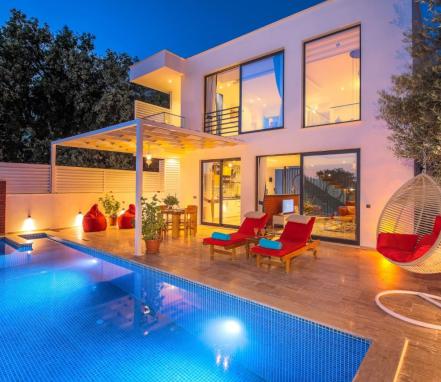 Kaş Bölgesinde Isıtmalı Havauzlu Balayı Tatil Villası