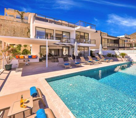 Antalya Kalkan Mevkiinde 10 Kişlik Tatil Vİllası