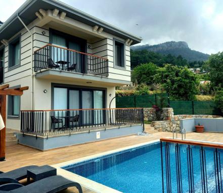 Faralya Bölgesinde Deniz Manzaralı 8 Kişilik Villa