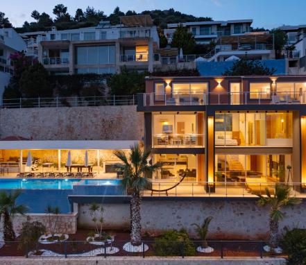 Kaş Bölgesinde Deniz Manzaralı 10 Kişilik Tatil Villası